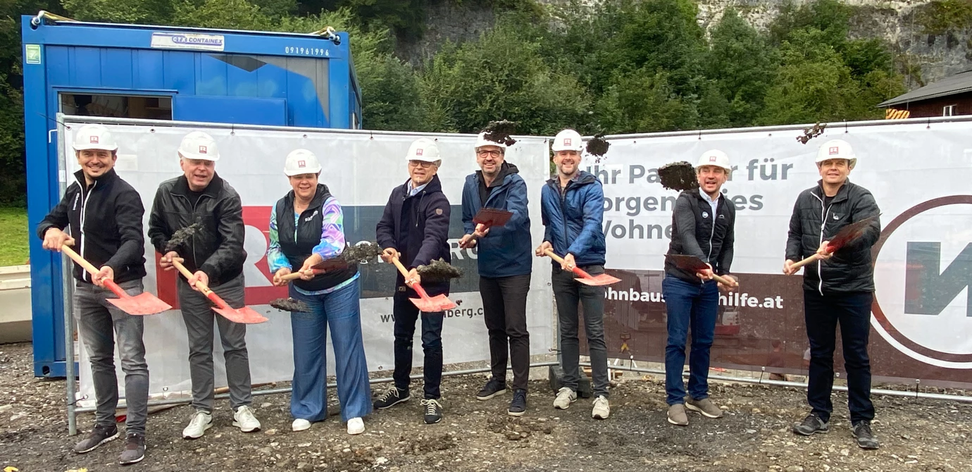Feierten gemeinsam den Spatenstich (v. l. n. r.): Martin Kohler (Rhomberg Bau), Gemeindevorstand und Obmann des Gesundheits- und Pflegeausschusses Dr. Reinhard Bacher, Vizebürgermeisterin Elke Zimmermann, Thomas Schöpf (Geschäftsführer WS), Architekt Marcus Ender, Bauamtsleiter Ing. Thomas Graß, Josef Jenny (WS) und Christian Jauk (Rhomberg Bau). Bild: Rhomberg Bau Feierten gemeinsam den Spatenstich (v. l. n. r.): Martin Kohler (Rhomberg Bau), Gemeindevorstand und Obmann des Gesundheits- und Pflegeausschusses Dr. Reinhard Bacher, Vizebürgermeisterin Elke Zimmermann, Thomas Schöpf (Geschäftsführer WS), Architekt Marcus Ender, Bauamtsleiter Ing. Thomas Graß, Josef Jenny (WS) und Christian Jauk (Rhomberg Bau). Bild: Rhomberg Bau
